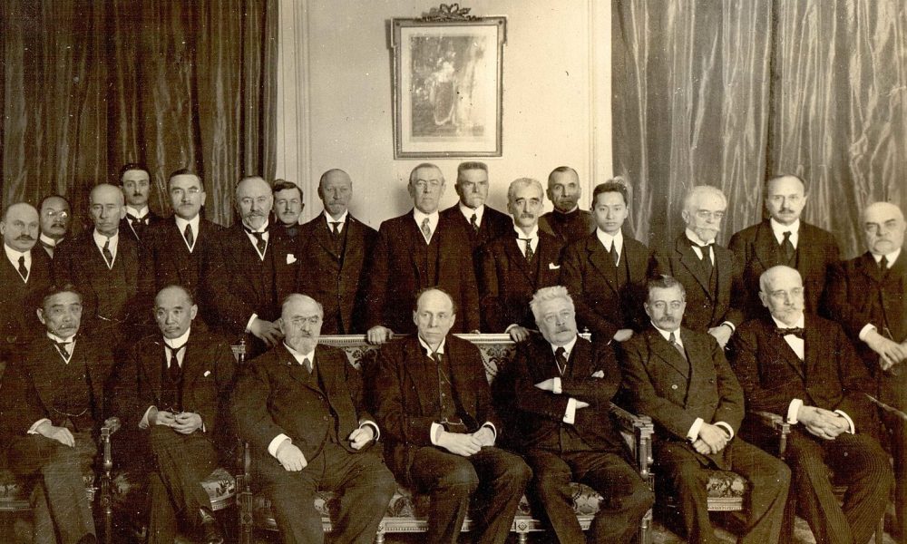 J. M. Keynes and the Visible Hands