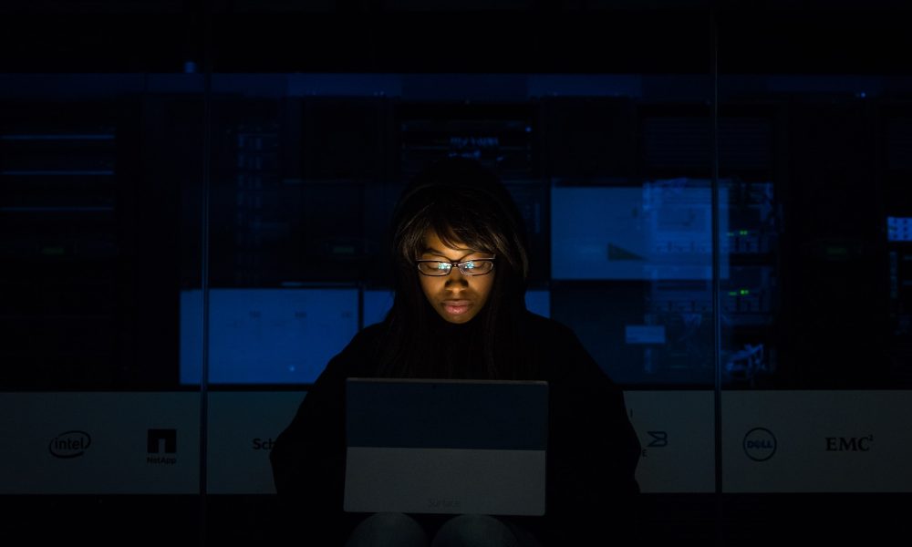 Weaving a Feminist Cyberlaw